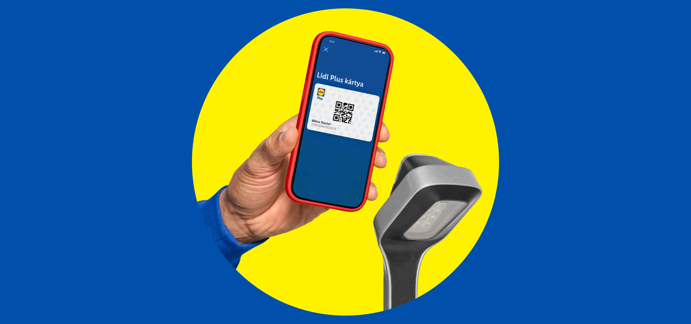 Kéz tart egy okostelefont Lidl Plus kártyával, egy szkenner előtt.