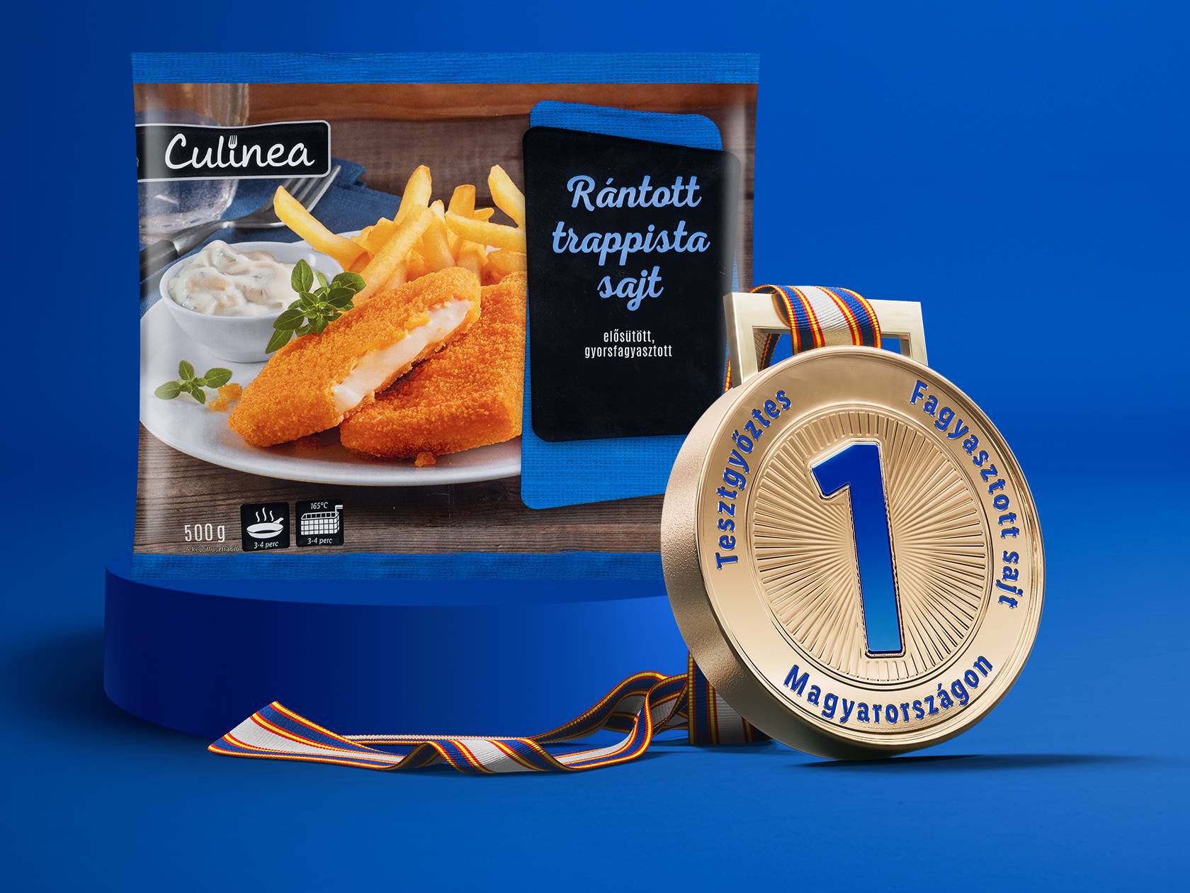 Culinea rántott trappista sajt és sült krumpli, aranyéremmel, kék háttér előtt.