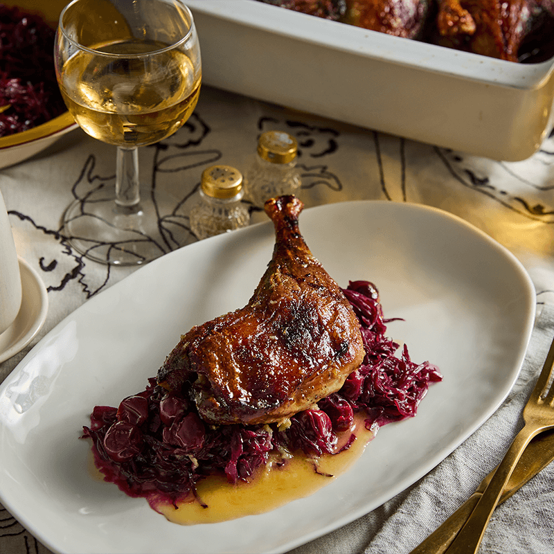 Ropogós kacsacomb párolt lilakáposztával és fehérborral.